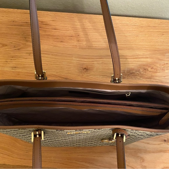 Never used,perfect condition. bag is perfect for school, work, or everyday use. - Picture 3 of 7